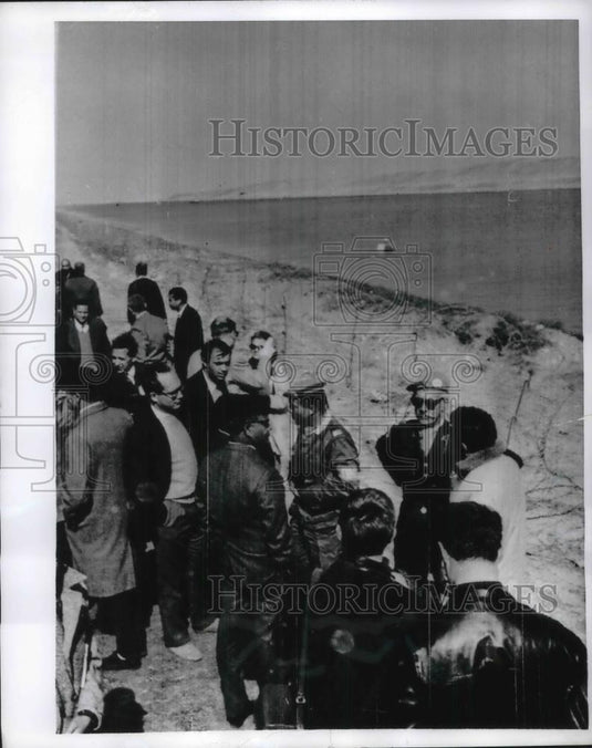 1968 Press Photo U.N. Observers Talking To Newsmen At The Suez Canal In Egypt - Historic Images