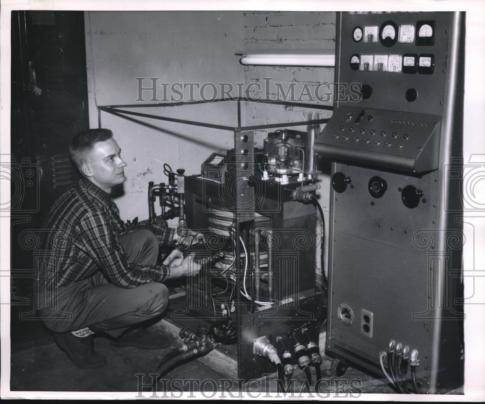 1961 Press Photo Donald Wigel Cycletron - Historic Images