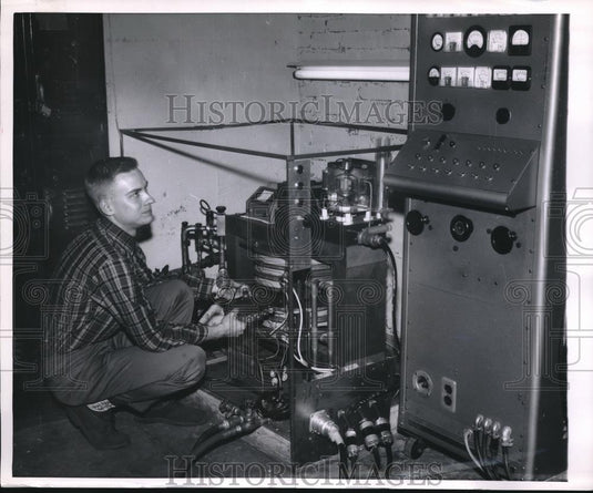 1961 Press Photo Donald Wigel Cycletron - Historic Images