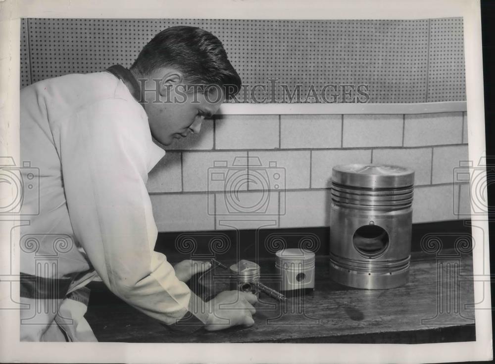 1958 Press Photo Alcoa&#39;s Cleveland Development Division Working on Pistons - Historic Images