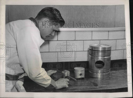 1958 Press Photo Alcoa's Cleveland Development Division Working on Pistons - Historic Images