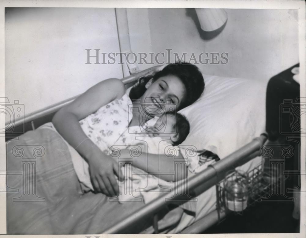 1946 Press Photo Mrs Marie Wells &amp; baby born on ship SS Rutland - Historic Images