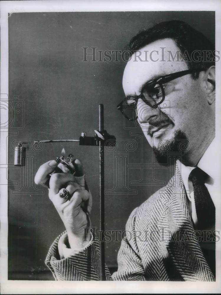 1959 Press Photo Professor David Lieberman with Magic Metal - Historic Images