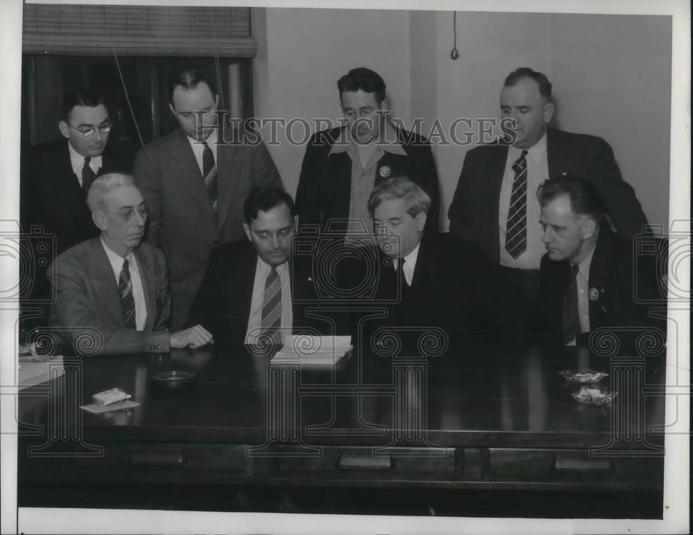 1941 Press Photo CIO leaders &amp; mediators signing the end of the strike pact - Historic Images