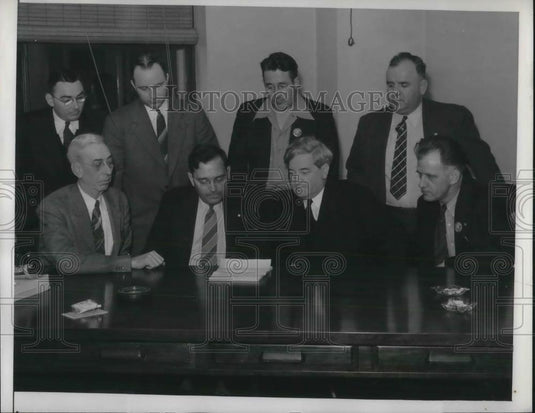 1941 Press Photo CIO leaders & mediators signing the end of the strike pact - Historic Images