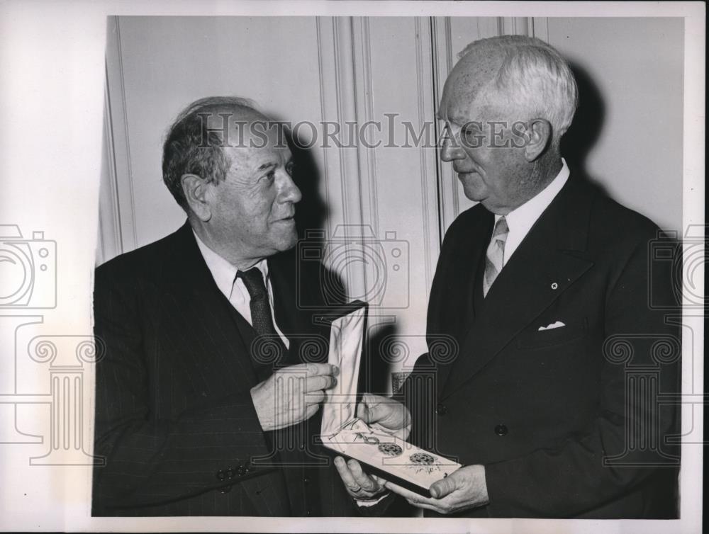 1939 Press Photo American Red Cross Chair Norman Davis Receives Decoration - Historic Images