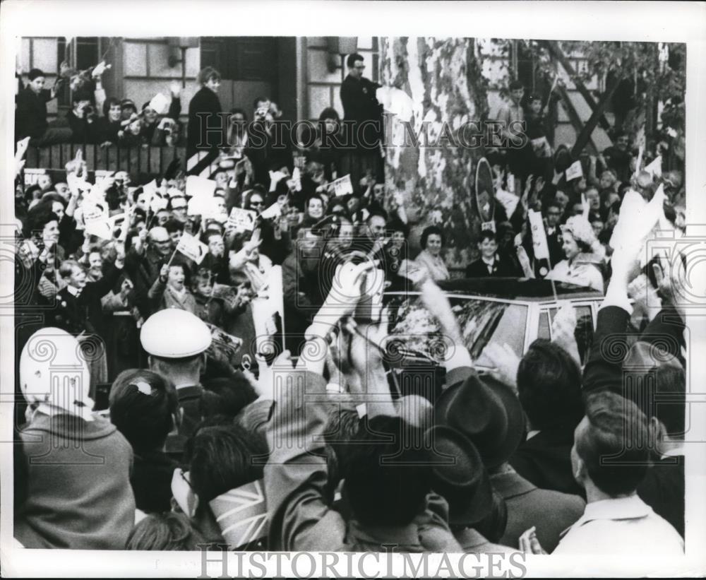 1965 Press Photo Queen Elizabeth en route to Germany&#39;s Charlottenburg Castle - Historic Images