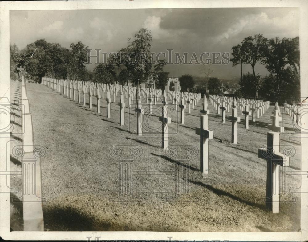 1928 Press Photo Surasnce Cemetery outside Paris, France - Historic Images