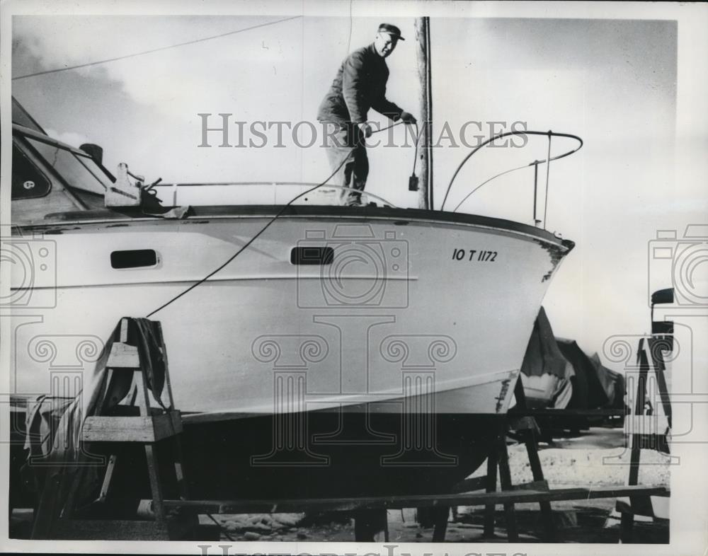 1961 Press Photo An Electric Power Extension cleaning the top of a motor boat - Historic Images