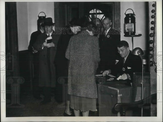 1938 Press Photo Collector attending the Van Sweringens's furnishing auction - Historic Images