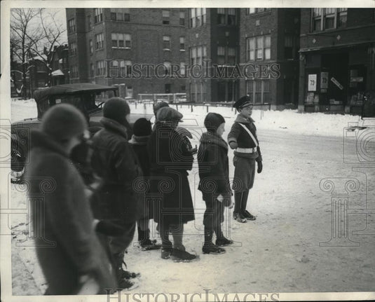1932 Press Photo boy traffic guard at school in Chicago - Historic Images