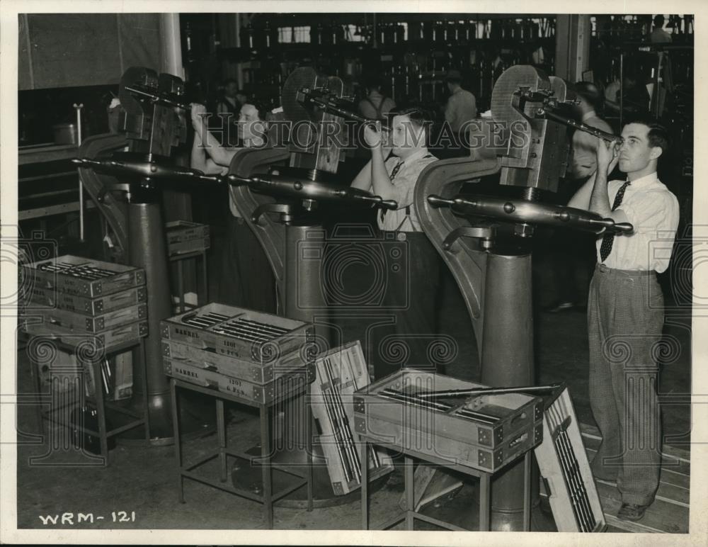 1941 Press Photo Craftsmen at Bren gun factory in Canada - Historic Images