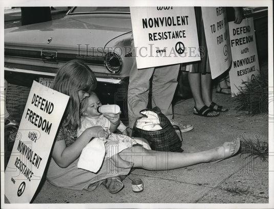 1963 Press Photo NYC Mrs Michael Segen & daughter Elena at sit-in demonstration - Historic Images