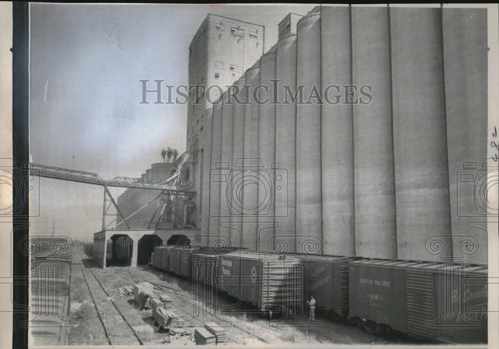 1963 Press Photo Kansas City, Mo trains at grain silos elevators - Historic Images