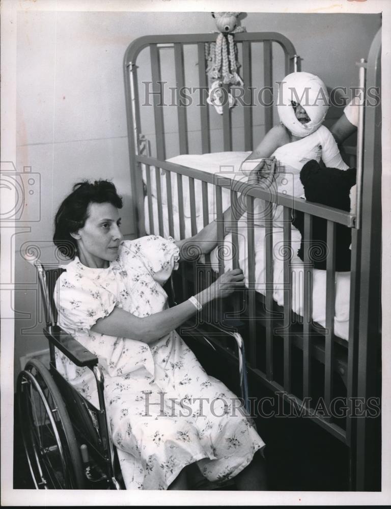 1961 Press Photo Walter Novotny and his mother in hospital after being burned - Historic Images