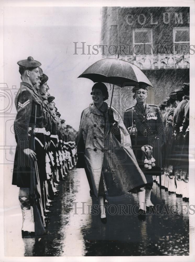 1956 Press Photo Britain&#39;s Queen Elizabeth &amp; Guard of Honor Argyll &amp; Sutherland - Historic Images