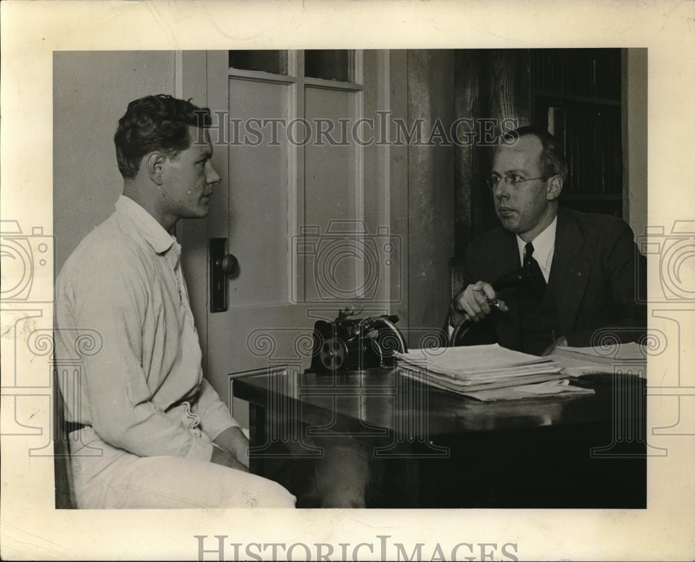 1933 Press Photo Dr. McCartney interviewing inmate - Historic Images