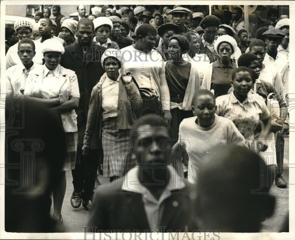 1970 Press Photo Crowd Walks Down Street In Johannesburg - Historic Images