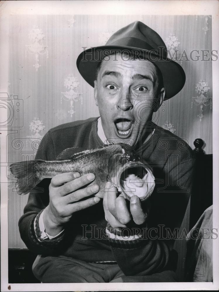 1944 Press Photo Baseball player Frank McCormick holding a fish - Historic Images