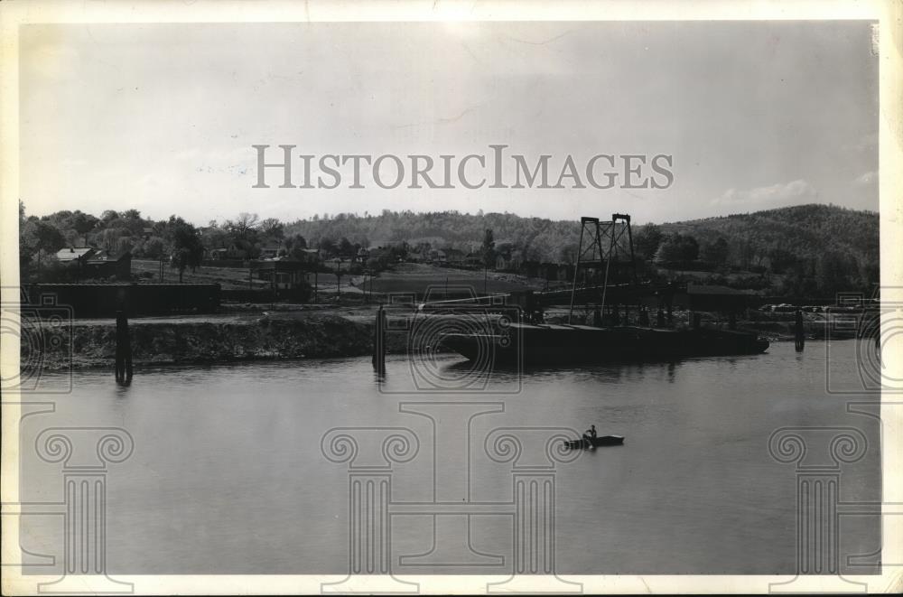 1944 Press Photo Coal docks at Harriman, Tenn, boats at dock for the TVA - Historic Images