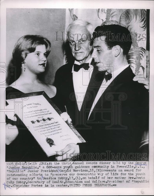 Press Photo Jessica Hobby Accepts George Junior Republic Award - Historic Images