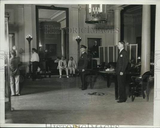 1934 Press Photo Lt Larry Seaman,cop O Davis at the White House - Historic Images