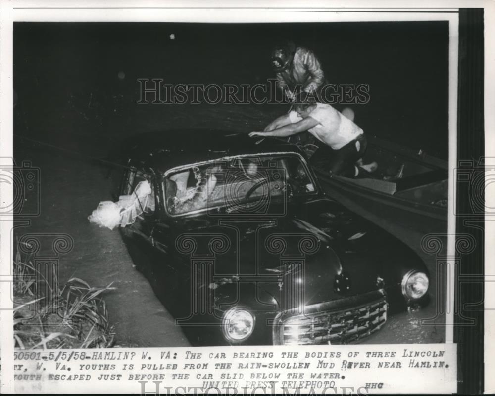 1958 Press Photo Car where 3 bodies pulled from VA - Historic Images