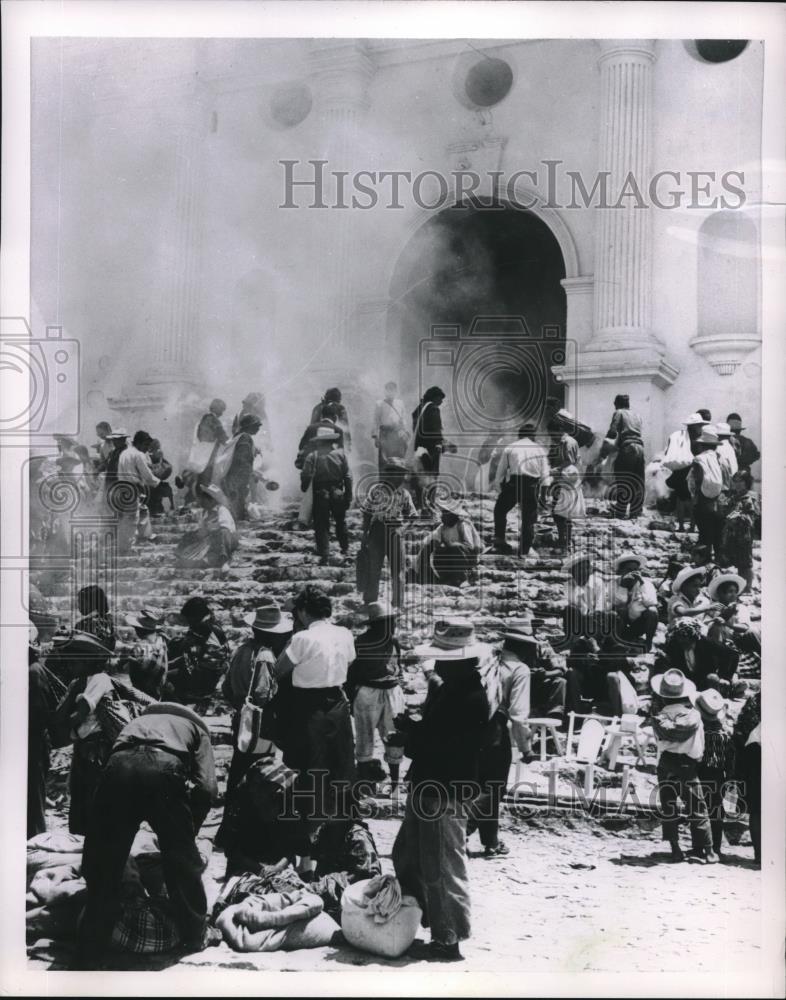 1954 Press Photo Chichicastenango, Guatemala, Indians at annual ritual - Historic Images