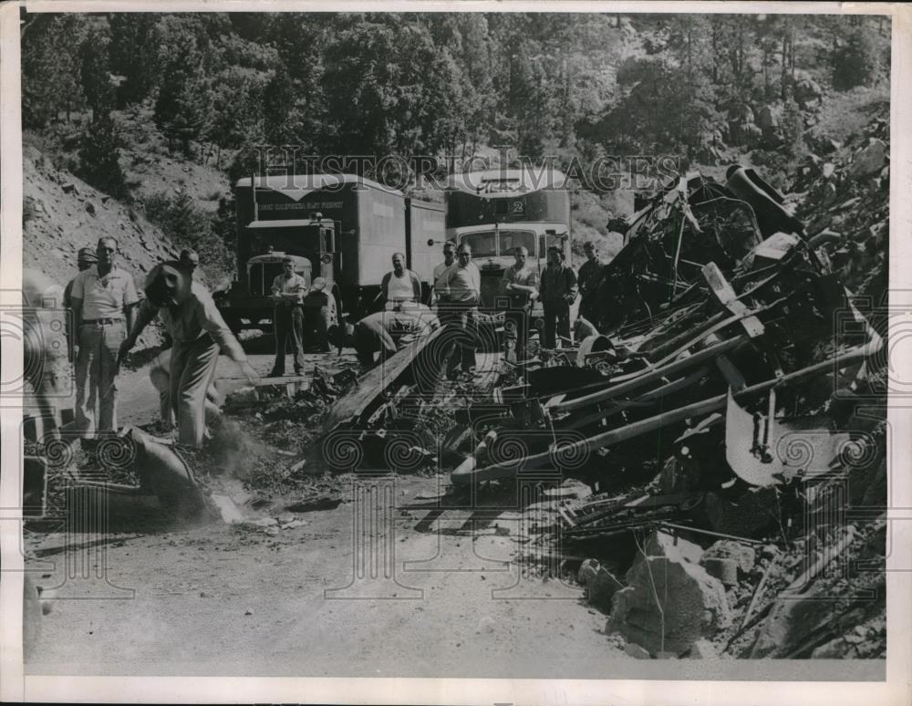 1937 Press Photo Dunsmuir, Calif. transport bus ran off road &amp; wrecked - Historic Images