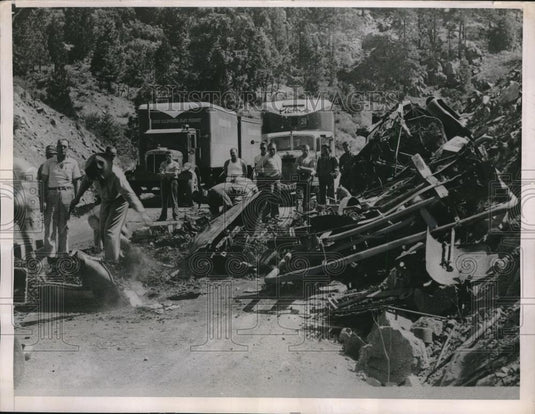 1937 Press Photo Dunsmuir, Calif. transport bus ran off road & wrecked - Historic Images