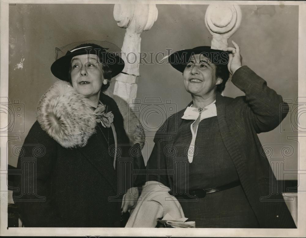 1937 Press Photo Ladies Glad to be Home in New York - Historic Images