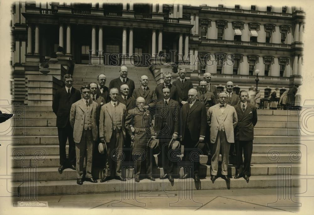 1922 Press Photo Assistant Government Secretaries On Steps Of War Department - Historic Images