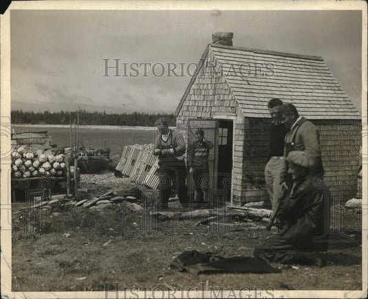 1937 Press Photo Men prepare gear at Wedgeport, Canada - Historic Images