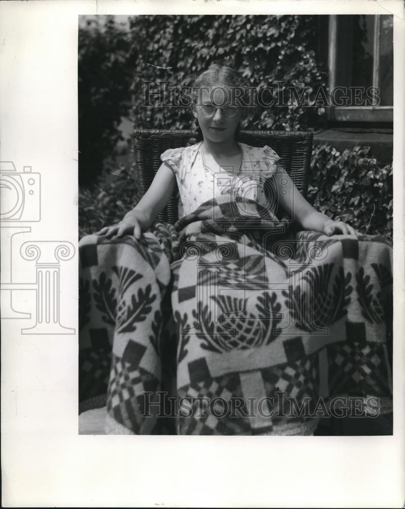 1940 Press Photo Shirley Claire Johnson sitting in a chair - Historic Images