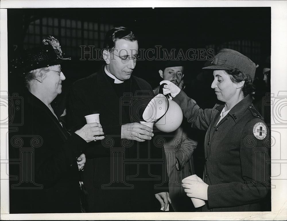 1942 Press Photo Mrs. Joseph O. Wolf and son Rev. H. Grube Wolf - Historic Images