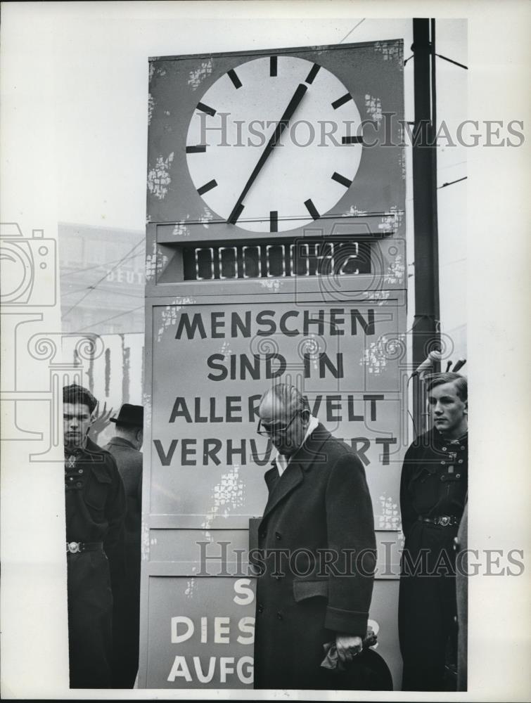 1963 Press Photo Frankfurt Germany clock ticks off number people dying of hunger - Historic Images