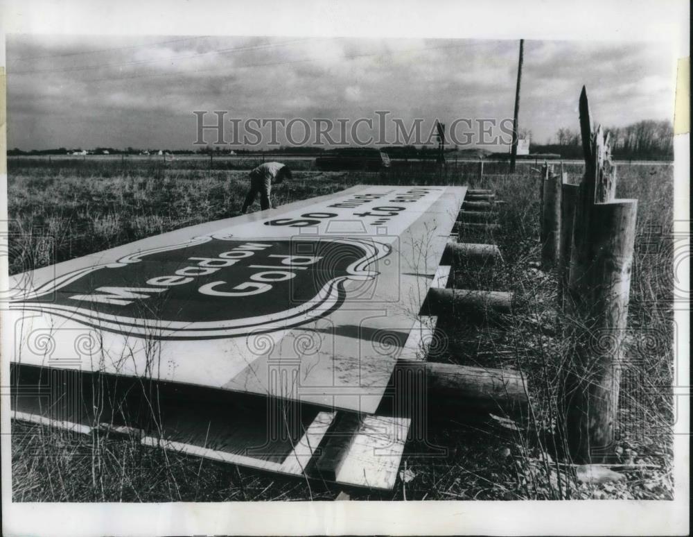 1971 Press Photo Monroe, Mich. billboards cut down by vandals - Historic Images
