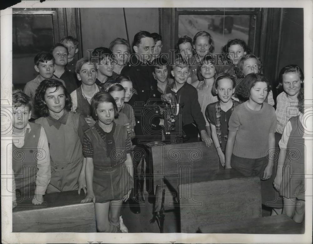 1937 Press Photo Kansas City campaign for safety, Sgt James Oney &amp; school kids - Historic Images