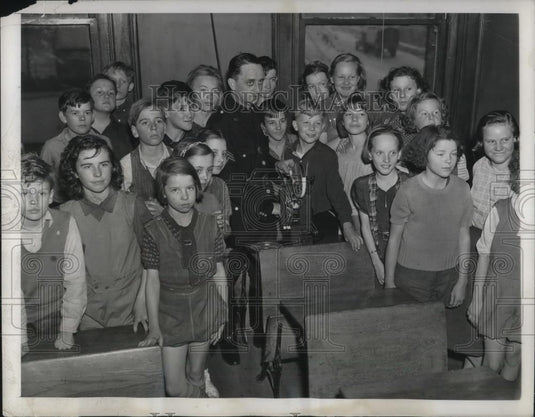 1937 Press Photo Kansas City campaign for safety, Sgt James Oney & school kids - Historic Images