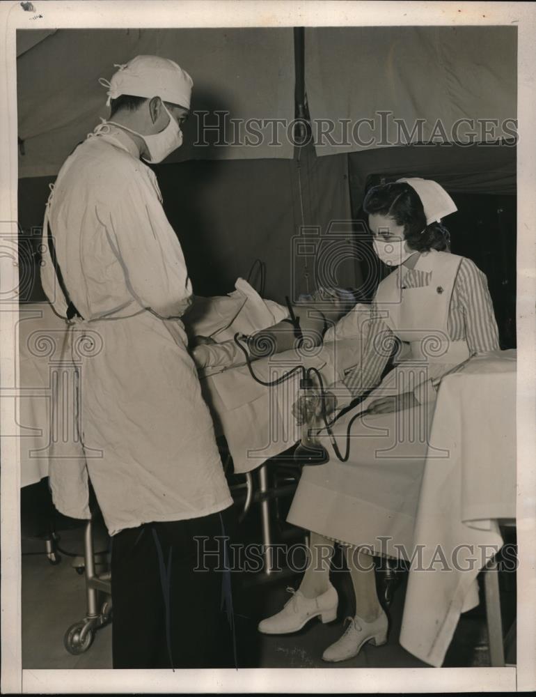 1940 Press Photo Henry K. Rigg donating blood for England in New York - Historic Images