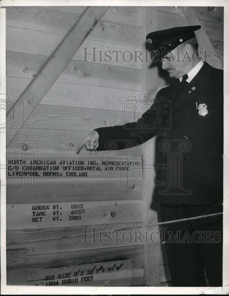 1939 Press Photo LA harborman with crate of aviation supplies bound for England - Historic Images