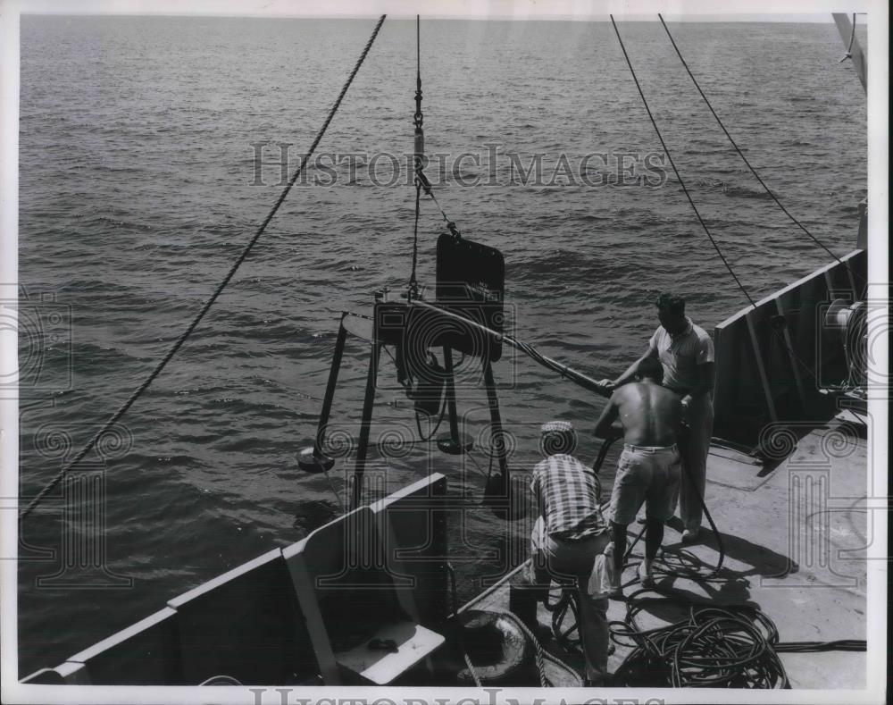 1960 Press Photo Technicians On Naval Ordnance Laboratory&#39;s Recovery Ship - Historic Images