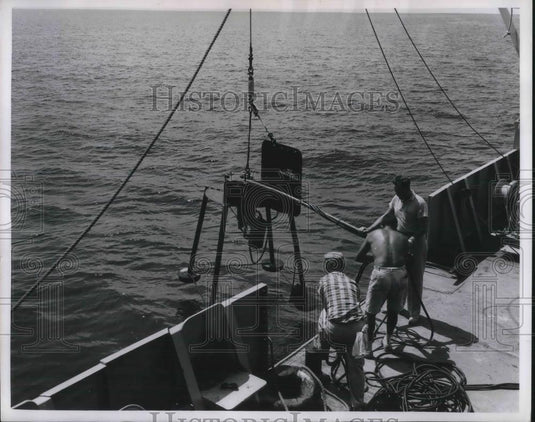 1960 Press Photo Technicians On Naval Ordnance Laboratory's Recovery Ship - Historic Images