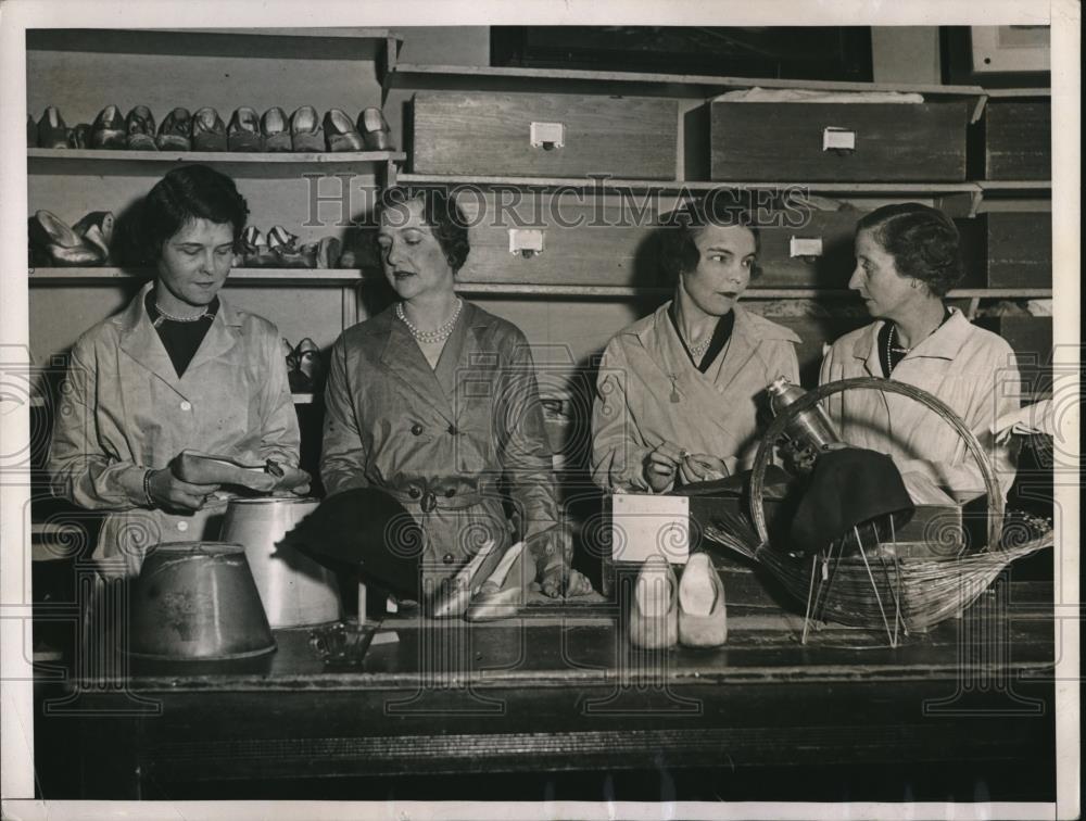 1934 Press Photo Socialites of New York working as sales clerks at hospital - Historic Images