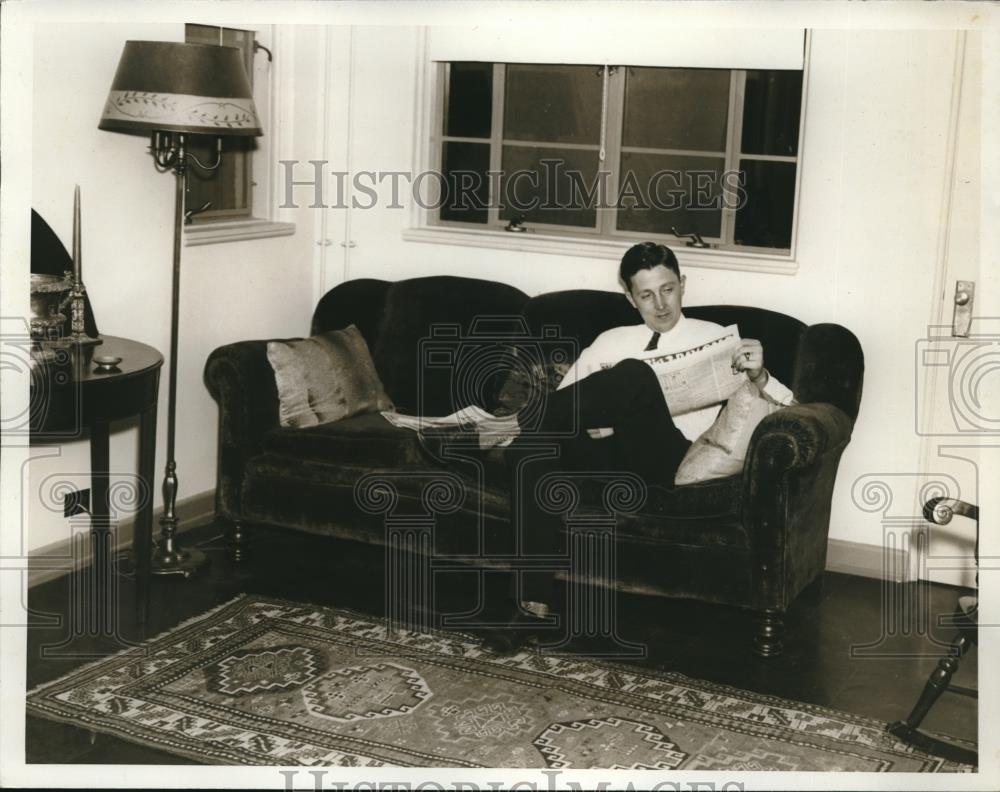 1937 Press Photo Mr Robert Templeton Reads evening paper in his new home - Historic Images