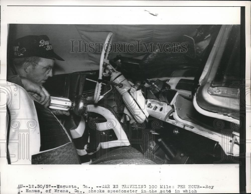 1957 Press Photo Roy Hanus of Wrens, GA, checks speedometer of wrecked auto - Historic Images