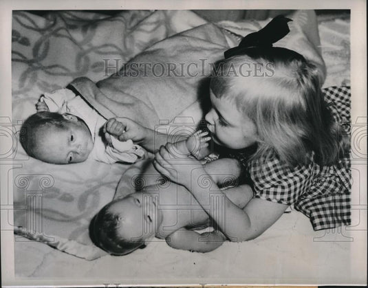 1948 Press Photo tot Jacqueline Kerbel compares new baby sister to her doll - Historic Images