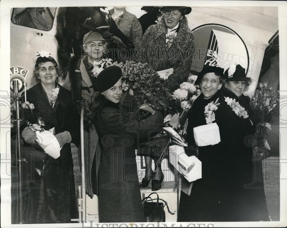 1936 Press Photo Janet Clapper Gives Flowers To Delegates Of Peace Conference - Historic Images