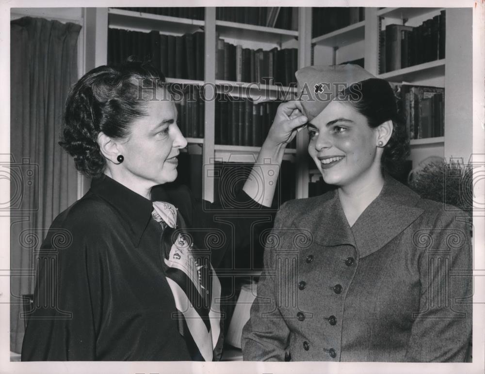 1950 Press Photo Mrs Stevenson &amp; daughter Helen in Red Cross uniform - neb81671 - Historic Images