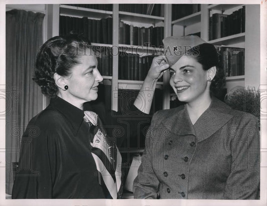 1950 Press Photo Mrs Stevenson & daughter Helen in Red Cross uniform - neb81671 - Historic Images